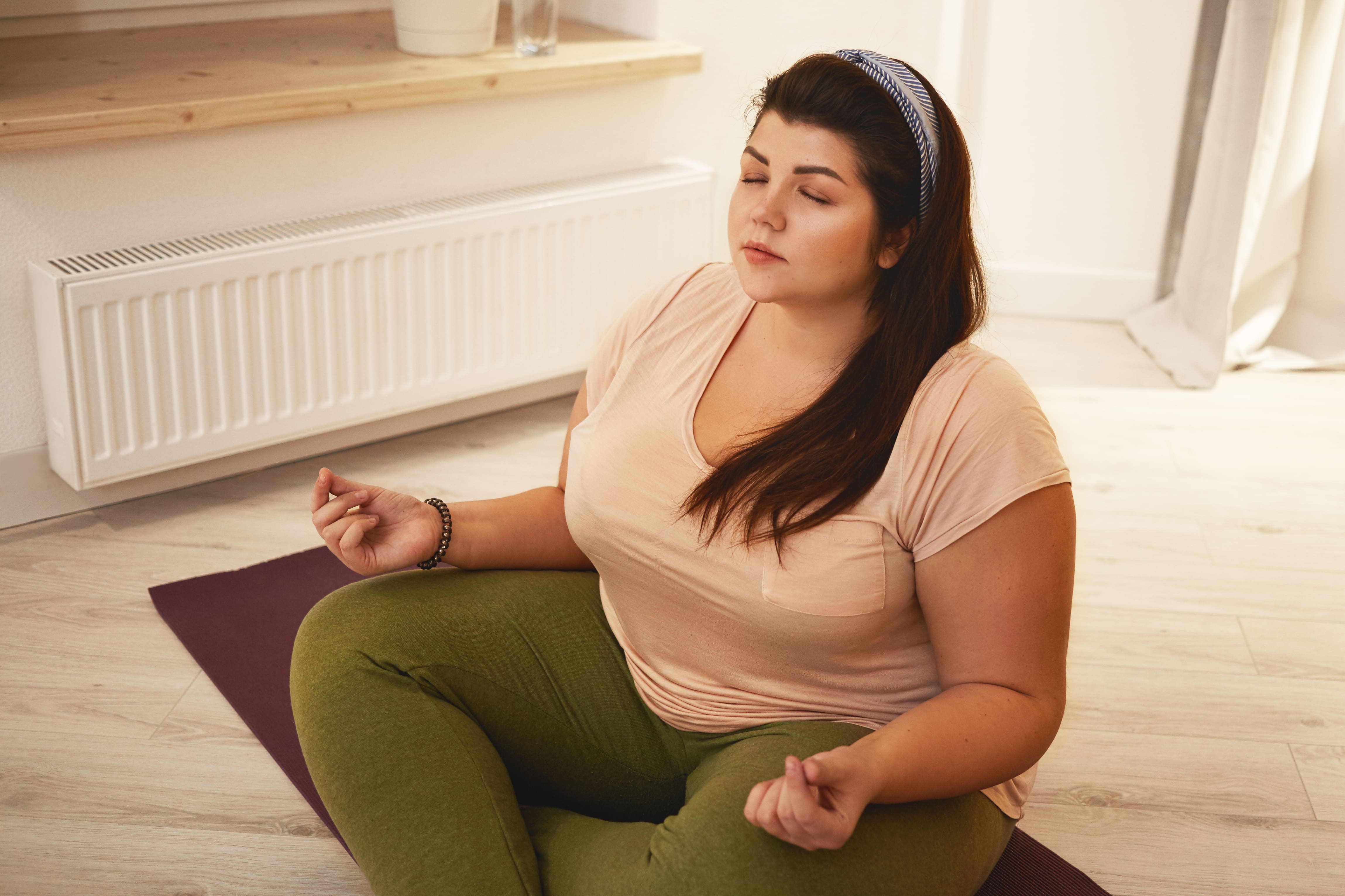 mulher sobrepeso meditando