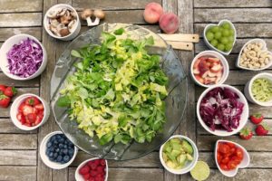 mesa com salada e comidas saudáveis